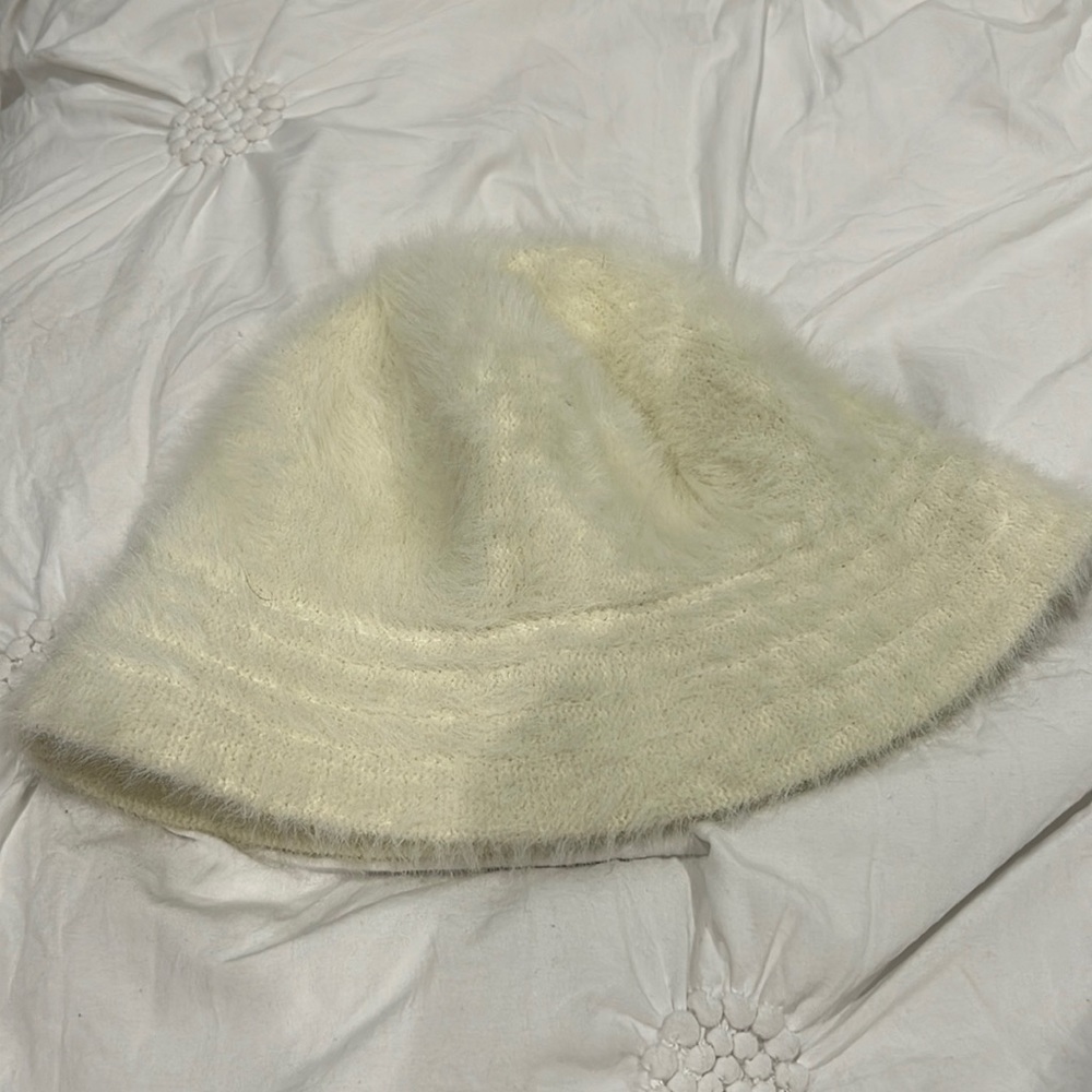 🧢: Urban Outfitters Bucket hat (fuzzy material)